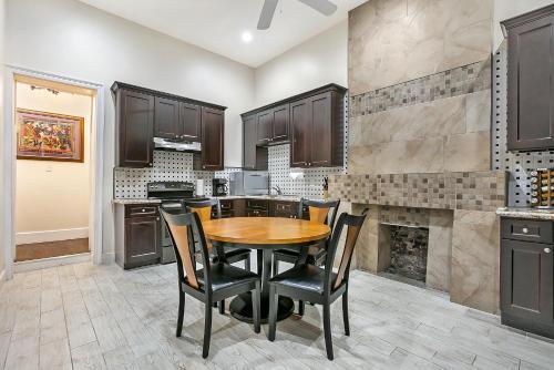 Aparthotel Luxury 4br Condo In Downtown By Hosteeva