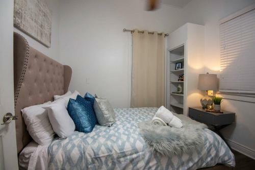 Apartamentos 5 Br - Sleeps 8! Steps From Bourbon Street!
