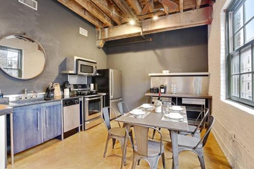 Apartamento Two-bedroom, Two-bath Industrial Apt In Nola C.b.d.