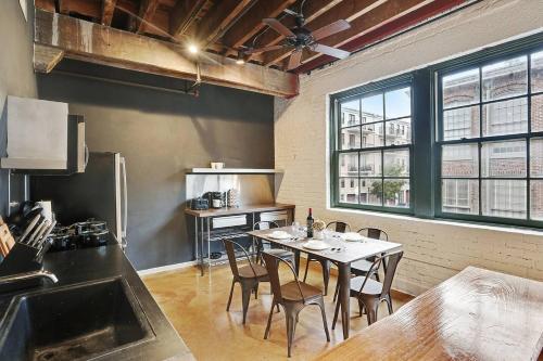 Apartamento Two-bedroom, Two-bath Industrial Apt In Nola C.b.d.