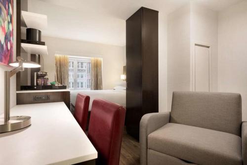 Hotel Embassy Suites By Hilton New York Manhattan Times Square