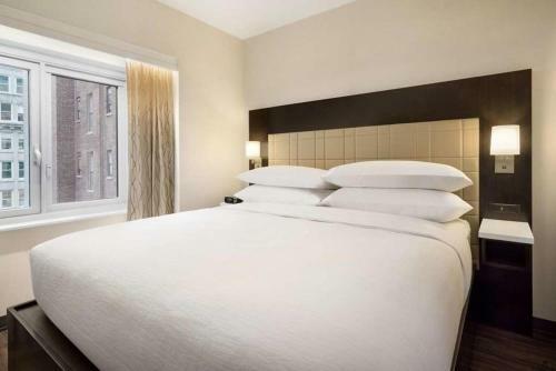 Hotel Embassy Suites By Hilton New York Manhattan Times Square