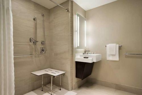 Hotel Embassy Suites By Hilton New York Manhattan Times Square