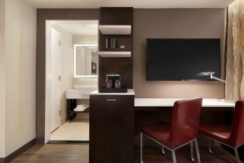 Hotel Embassy Suites By Hilton New York Manhattan Times Square