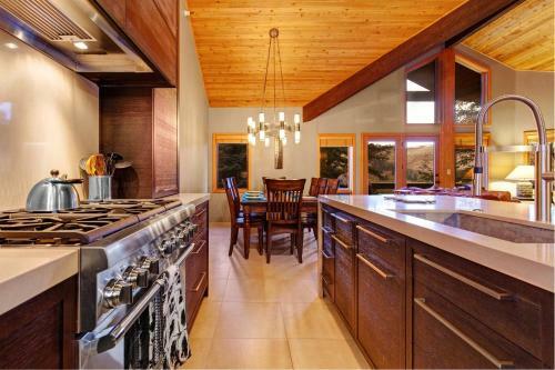 Abode At Ontario Lodge