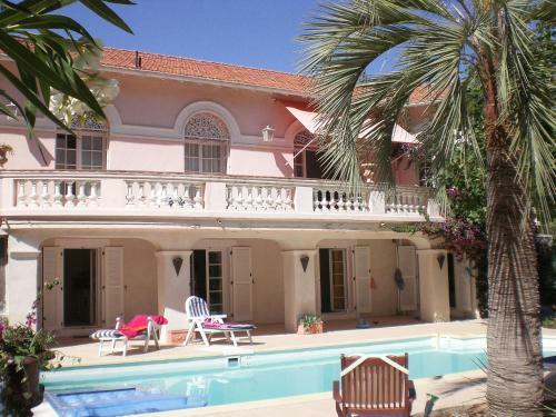 Beautiful Villa With Direct Access To The Beach