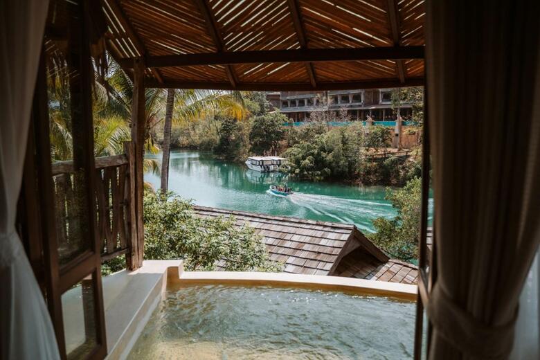 Hotel Aana Resort & Spa