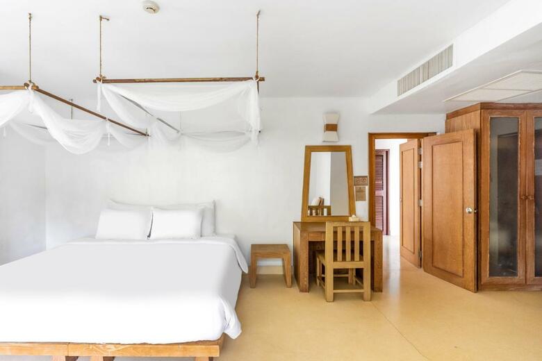 Hotel Aana Resort & Spa