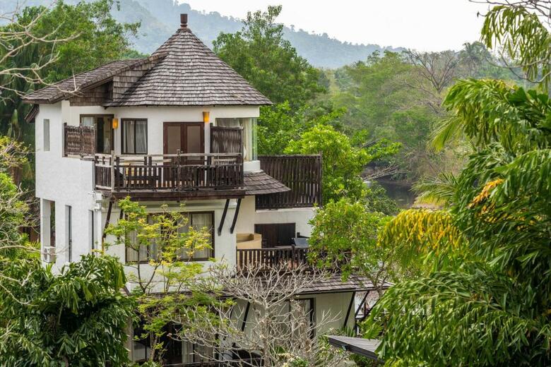 Hotel Aana Resort & Spa