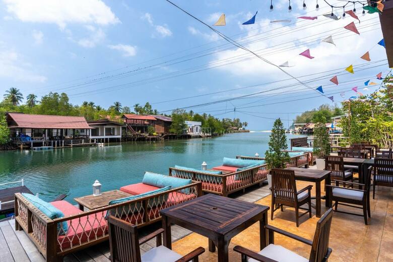 Hotel Aana Resort & Spa