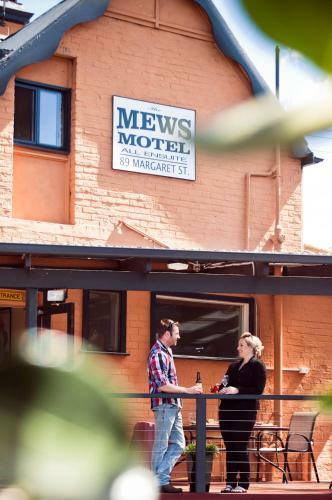 Posada The Mews Motel