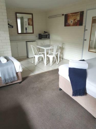 Twin Pines Motel