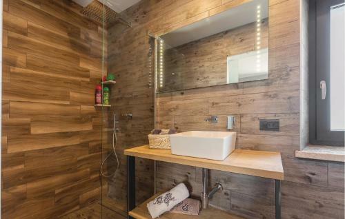 Five-bedroom Holiday Home In Barban