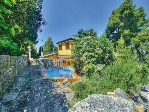 Three-bedroom Holiday Home In Buje