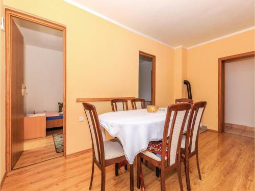 Three-bedroom Apartment In Grizane