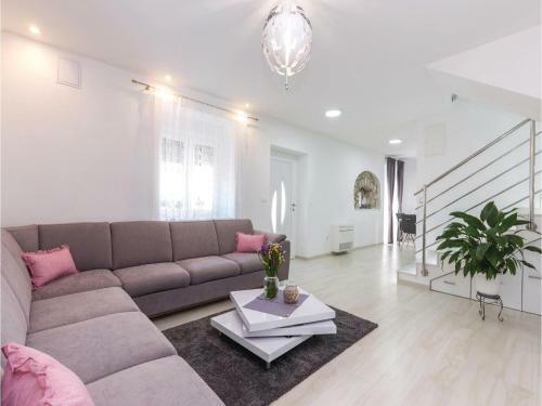 Three-bedroom Holiday Home In Grizane