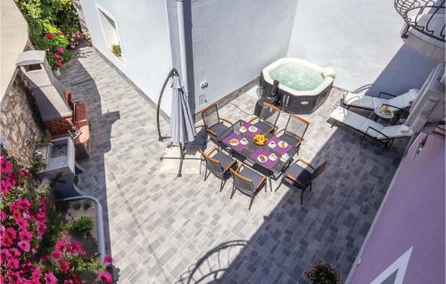Three-bedroom Holiday Home In Grizane