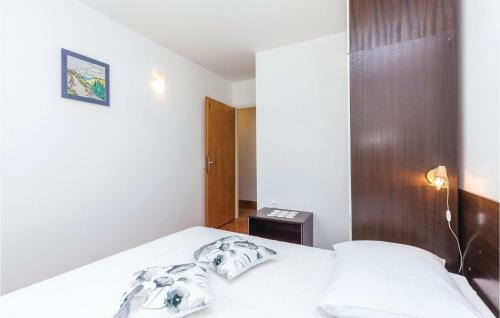 Two-bedroom Apartment In Jadranovo