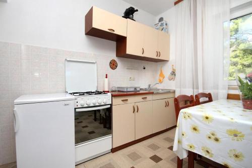 Apartments With A Parking Space Jelsa (hvar) - 8777