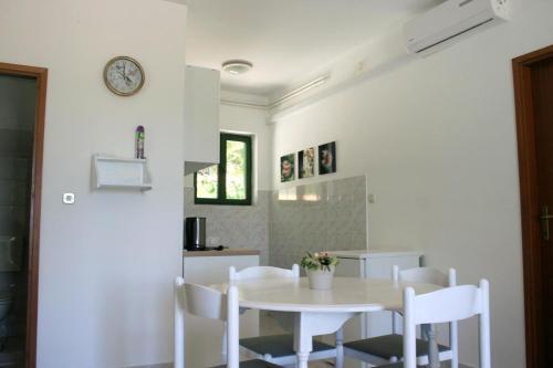 Family Friendly Seaside Apartments Jezera (murter) - 9684