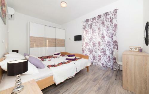 Three-bedroom Holiday Home In Kastel Stafilic