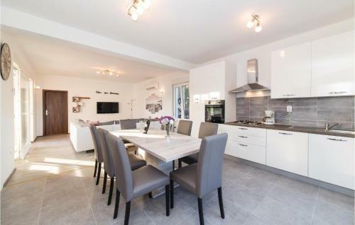 Three-bedroom Holiday Home In Kastel Stafilic