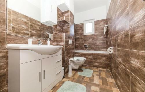 Three-bedroom Holiday Home In Kastel Stafilic