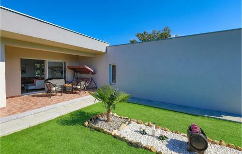 Three-bedroom Holiday Home In Kastel Stafilic