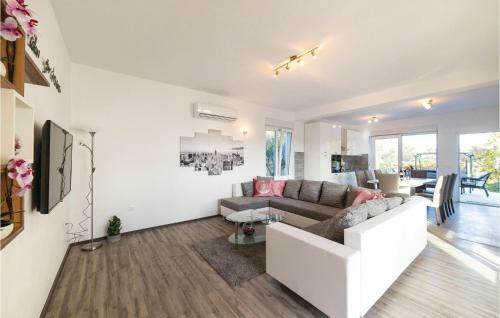 Three-bedroom Holiday Home In Kastel Stafilic