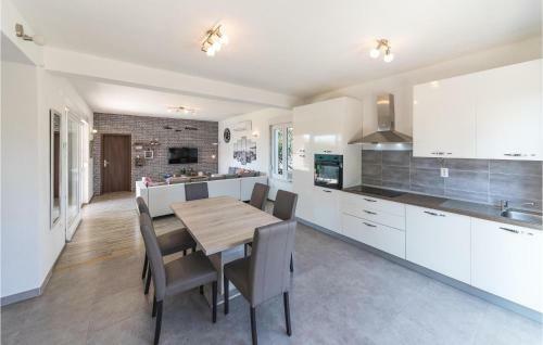 Three-bedroom Holiday Home In Kastel Stafilic