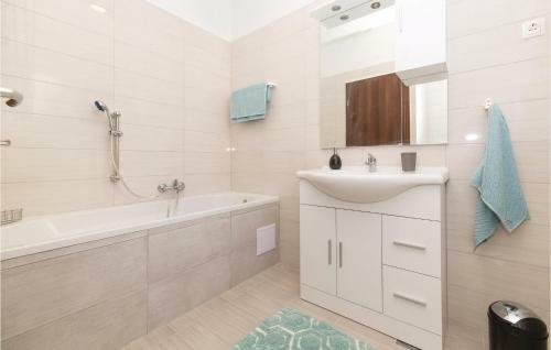 Three-bedroom Holiday Home In Kastel Stafilic