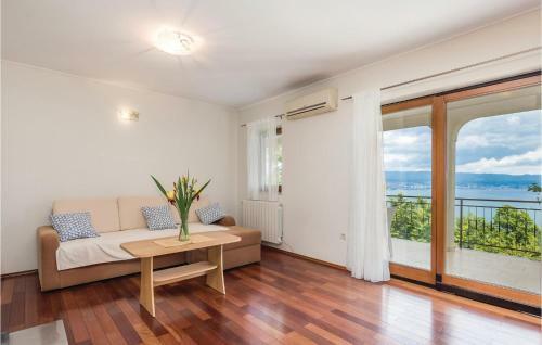 Three-bedroom Apartment In Lovran