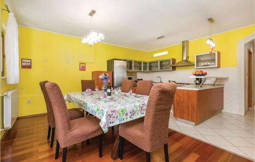 Three-bedroom Apartment In Lovran