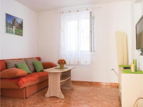 Two-bedroom Apartment In Makarska