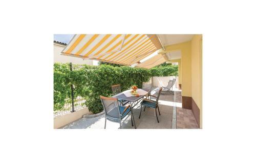 Two-bedroom Apartment In Makarska