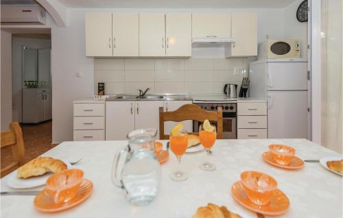 Two-bedroom Apartment In Makarska