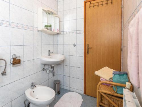 Two-bedroom Apartment With Sea View In Makarska