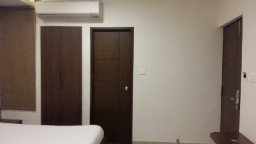 Hostal Raj Residency Near Us Consulate