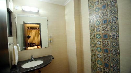 Hotel Rousha Inn