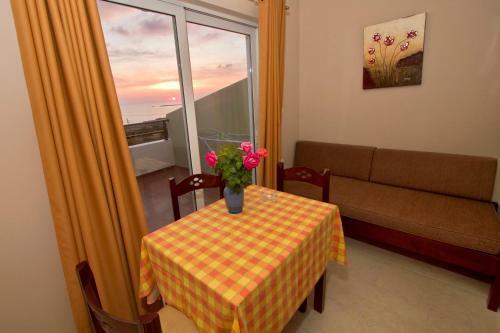 Nikos Apartments