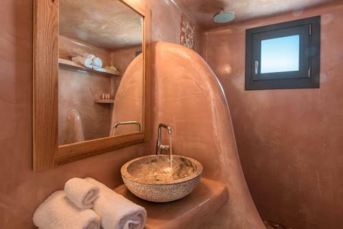 Aspronisi Luxury Villa With Caldera View