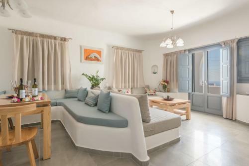 Aspronisi Luxury Villa With Caldera View