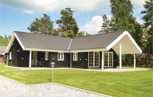 Three-bedroom Holiday Home In Vaggerlose