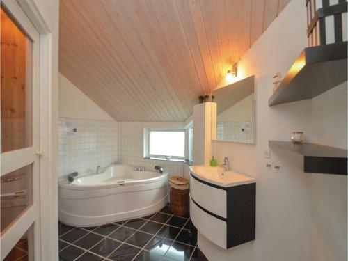 Three-bedroom Holiday Home In Vaggerlose