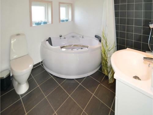 Three-bedroom Holiday Home In Lokken