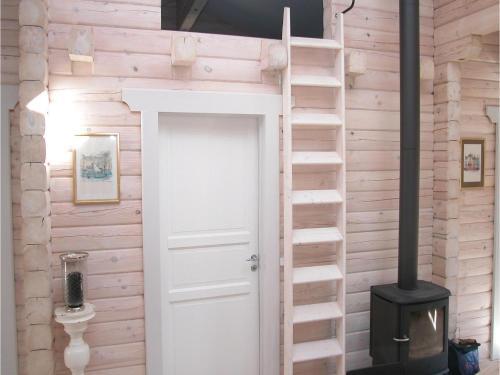 Three-bedroom Holiday Home In Ronne