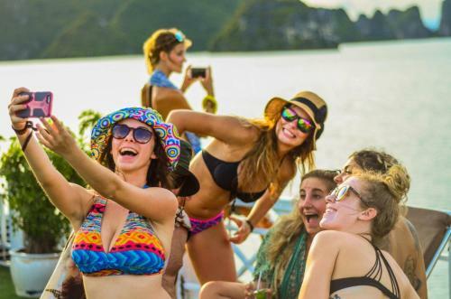 Oasis Bay Party Cruise