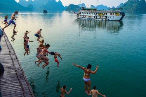 Oasis Bay Party Cruise
