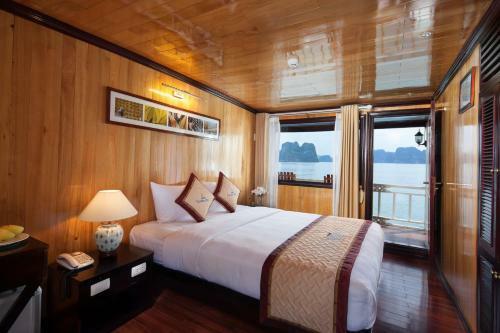Garden Bay Luxury Cruise