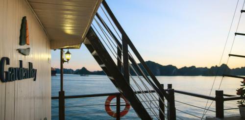 Garden Bay Luxury Cruise